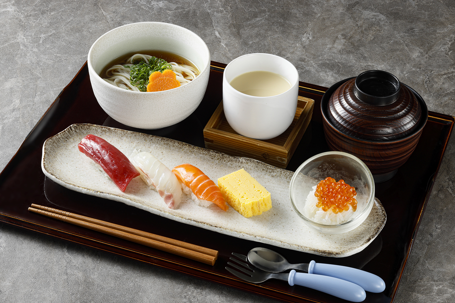 お子様メニュー 寿司とうどんセット